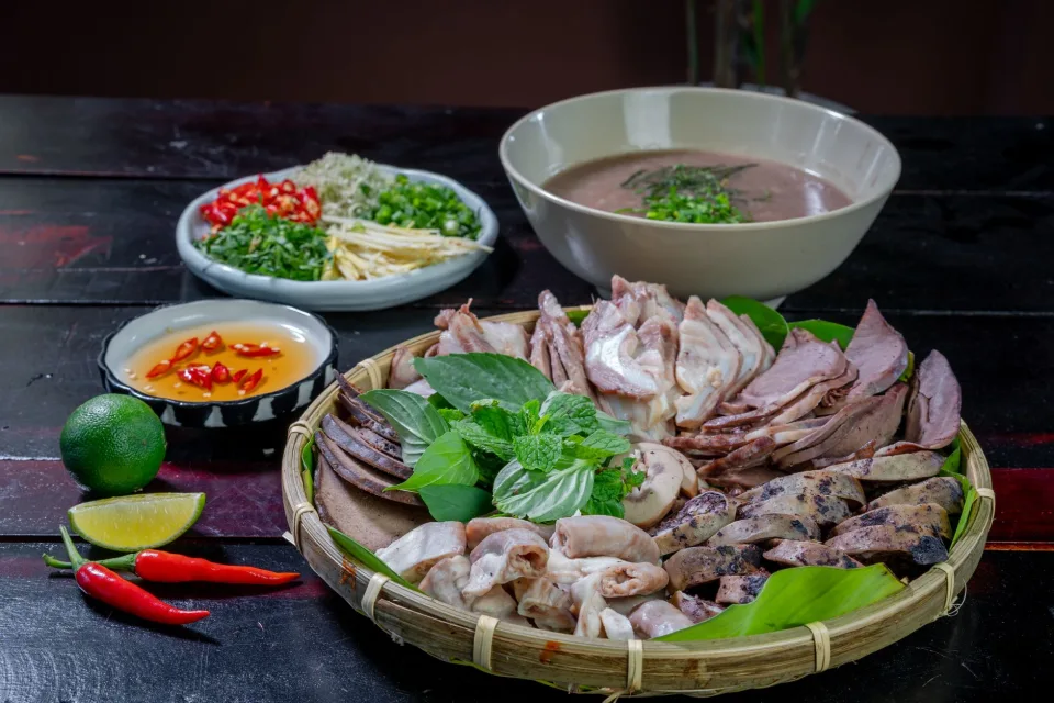 Bàn ăn tại Nguyễn Thị Dư Y